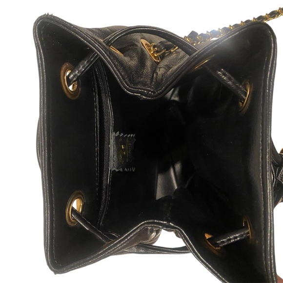 Vintage 80’s CHANEL buttery leather drawstring bucket crossbody bag - Picture 6 of 9